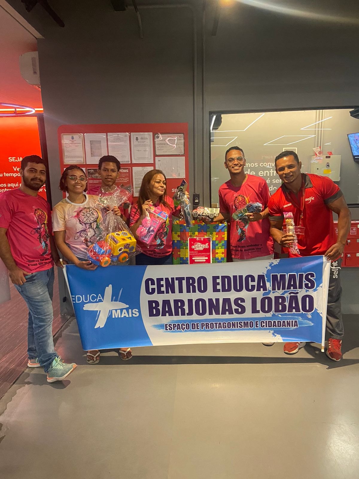 Voluntários participando da entrega de brinquedos