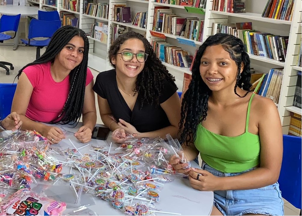 Jovens organizando lembranças para a ação do Dia das Crianças