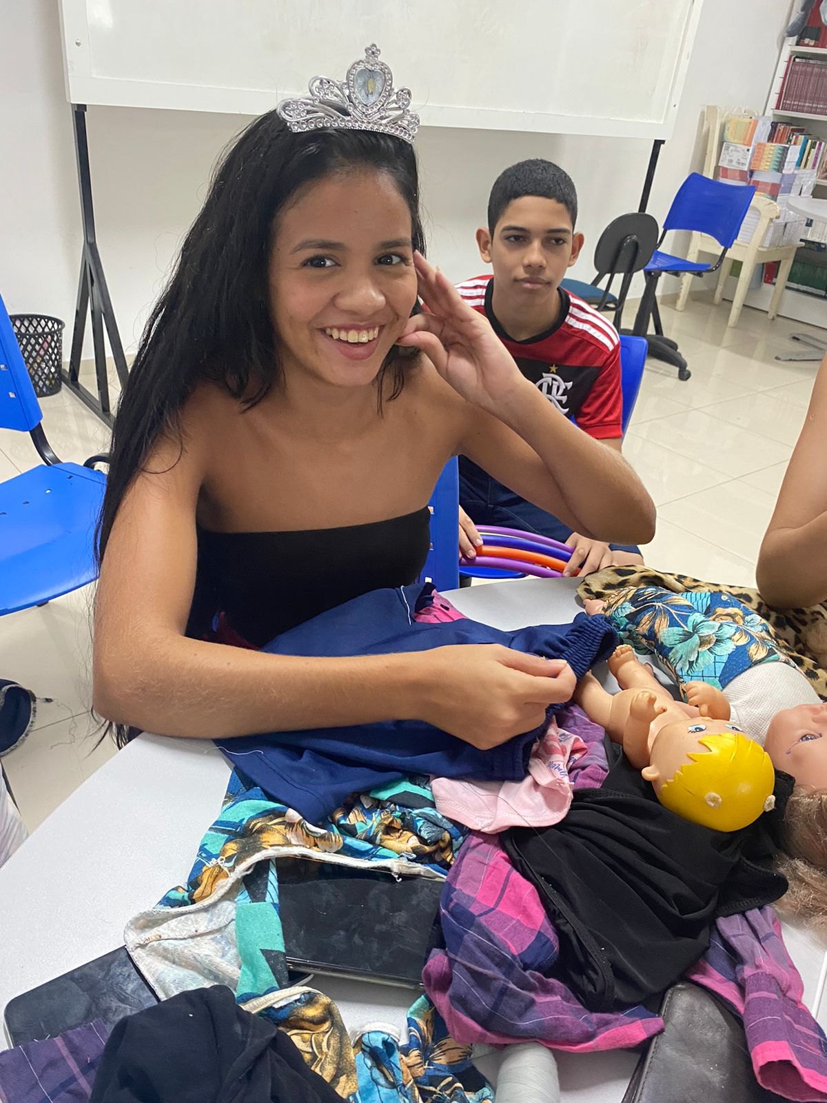 Crianças participando de brincadeiras na ação social