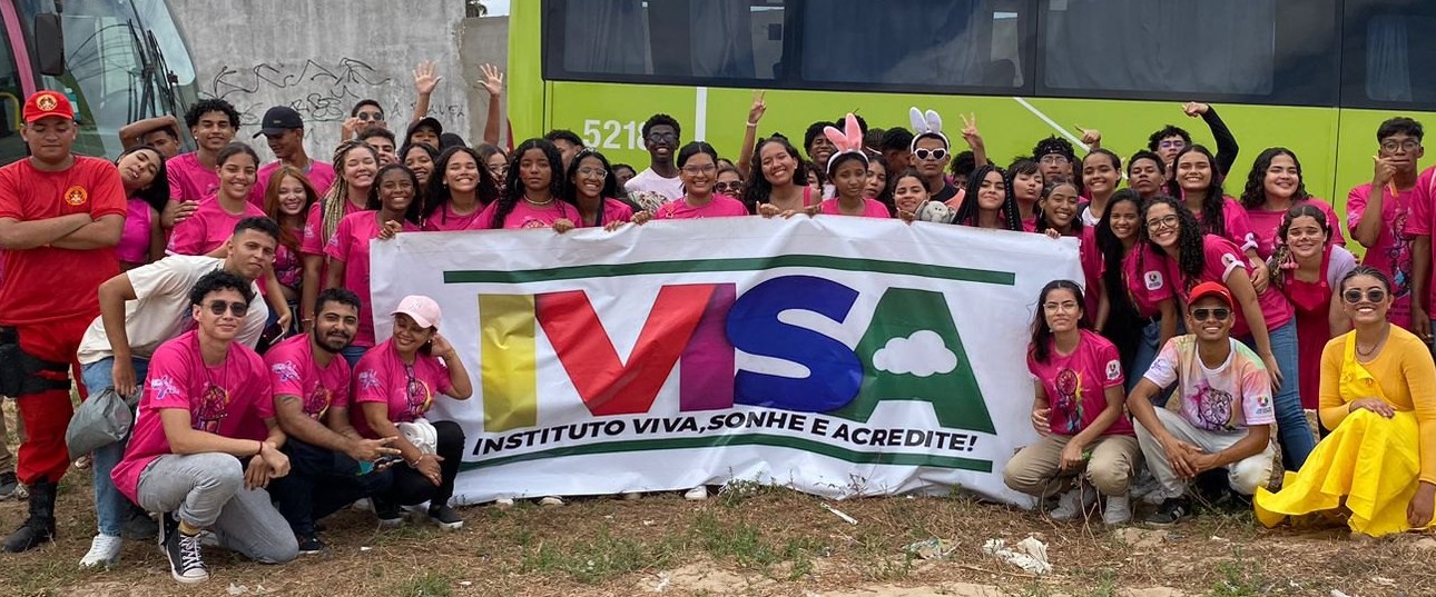Grupo em ação do Dia das Crianças do Instituto IVISA