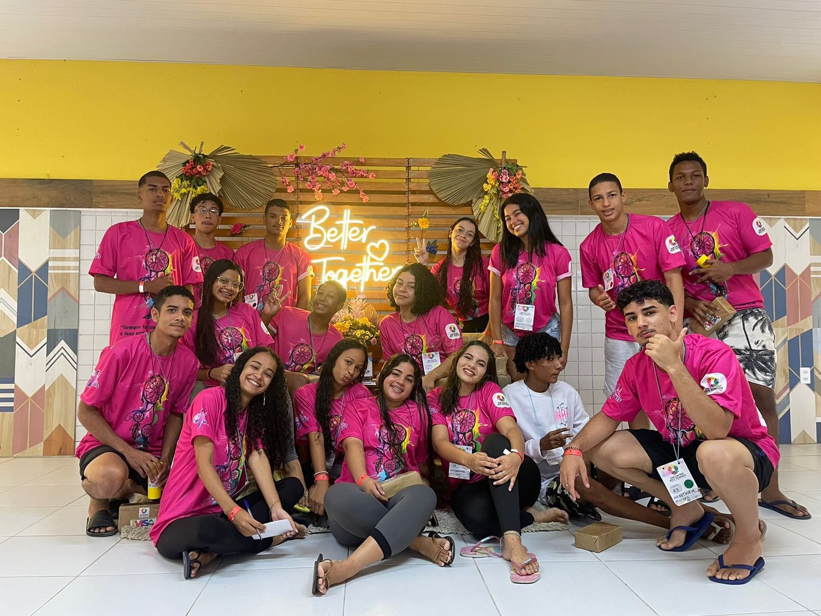 Jovens voluntários na ação do Dia das Crianças