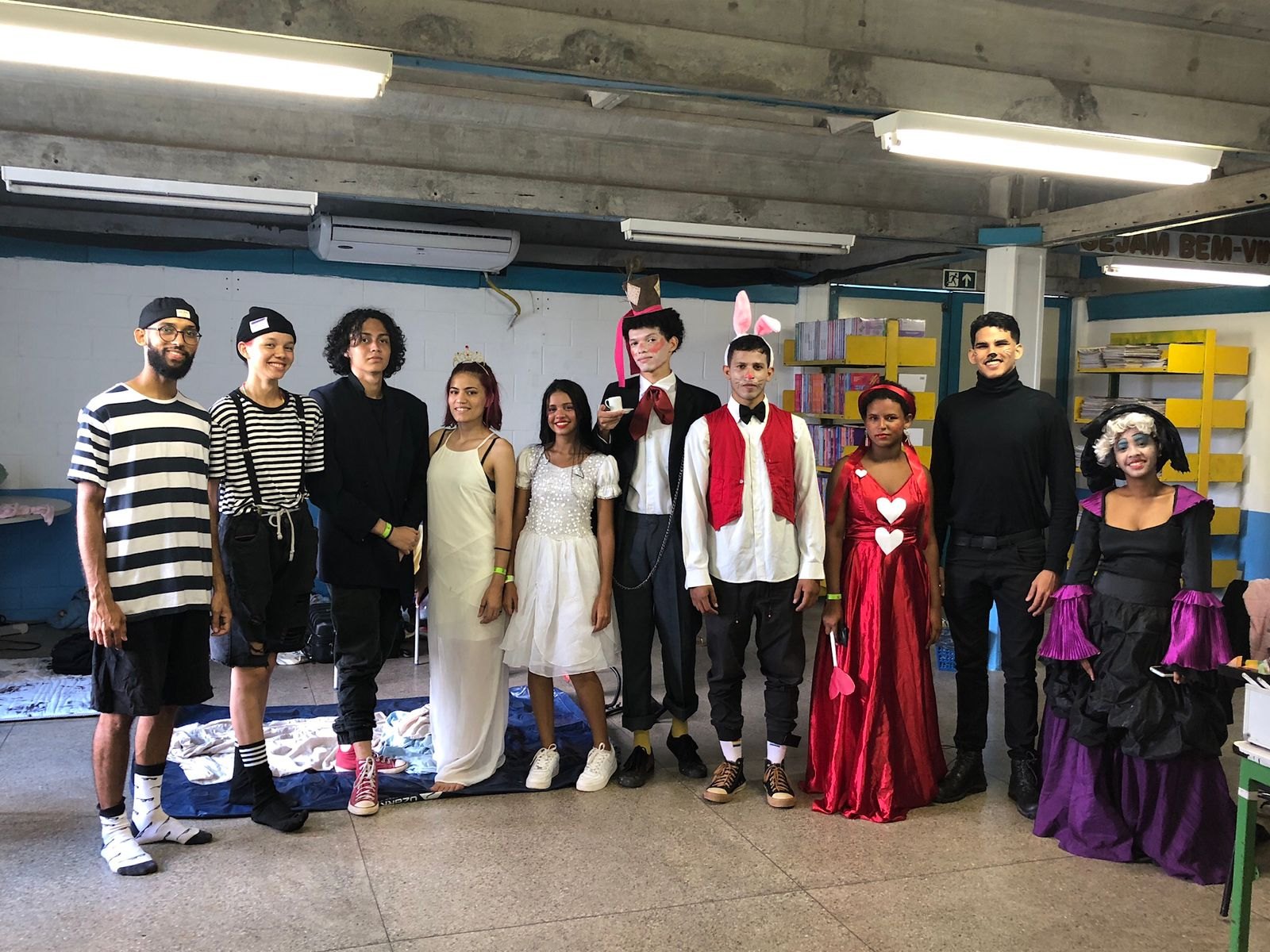 Voluntários em apresentação teatral